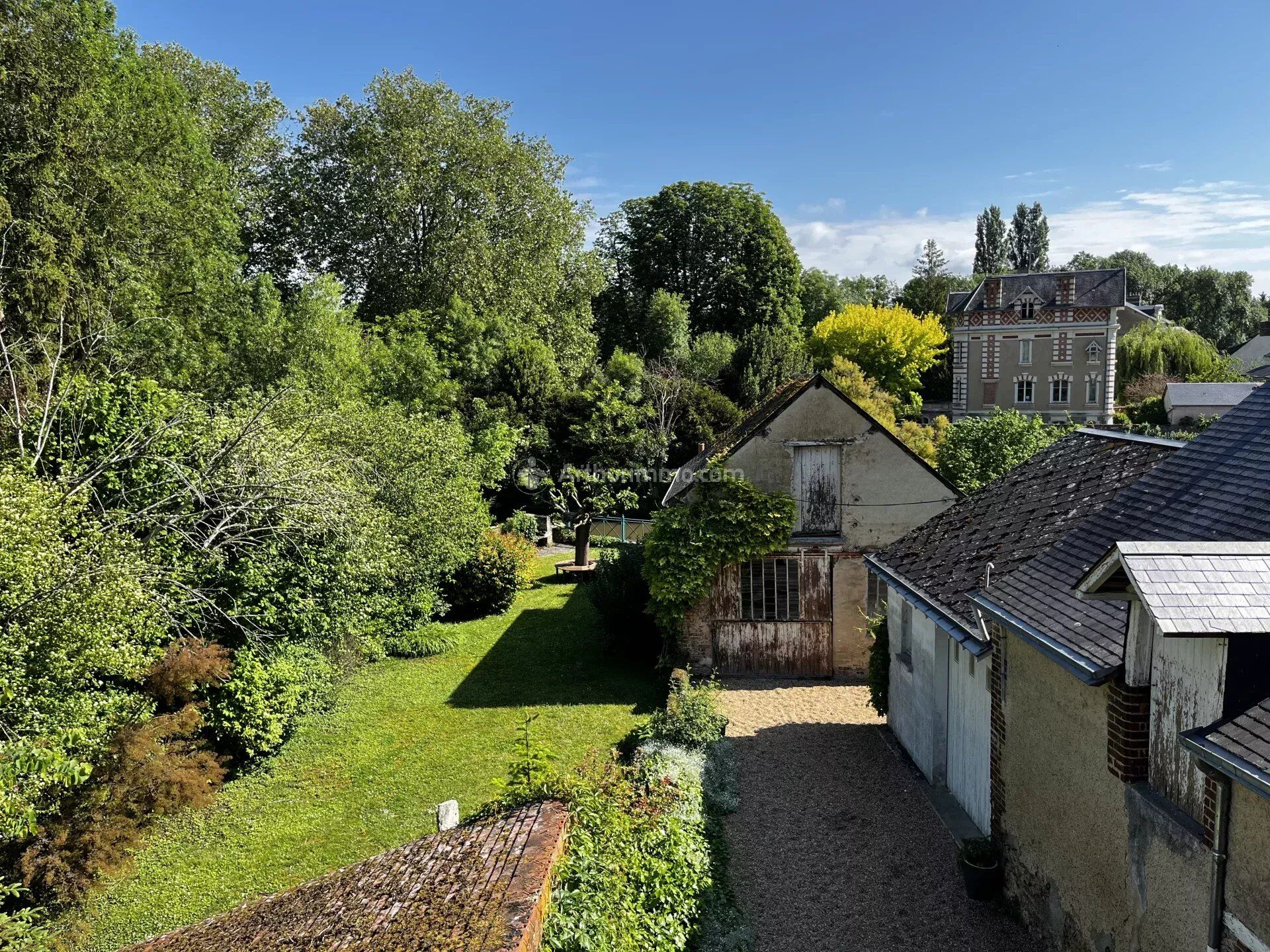 Maison 10 pièces 237 m² · à La Chartre-sur-le-Loir · 237 m² · 234 000 €