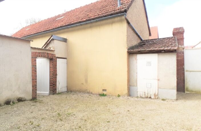 SOURS - MAISON 100 M² - 3 CHAMBRES - COUR ET JARDIN — photo 2