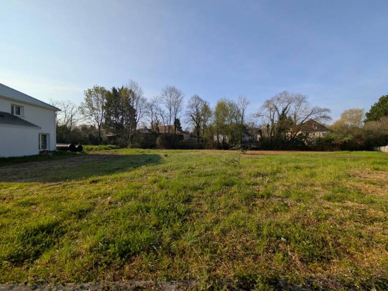 Idron — Terrain constructible de 879 m² dans un secteur recherché — photo 1