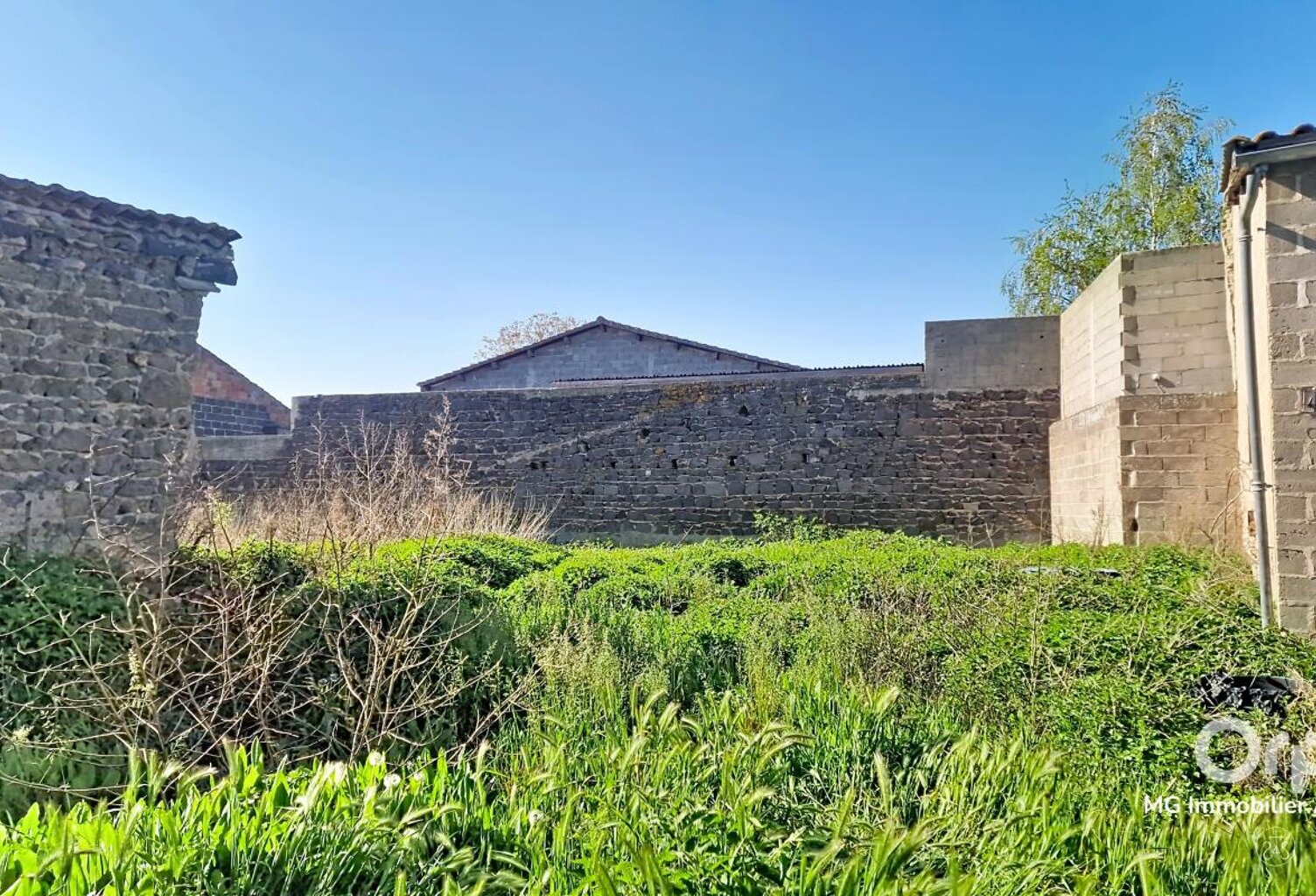 A VENDRE LUSSAT TERRAIN CONSTRUCTIBLE avec dépendance — photo 1