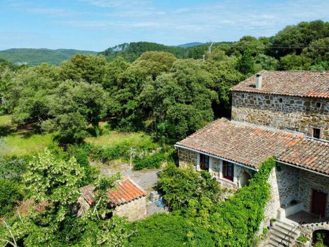 Mas en pierres mitoyen proche Anduze sur terrain constructible de 3300 m2 — photo du bien