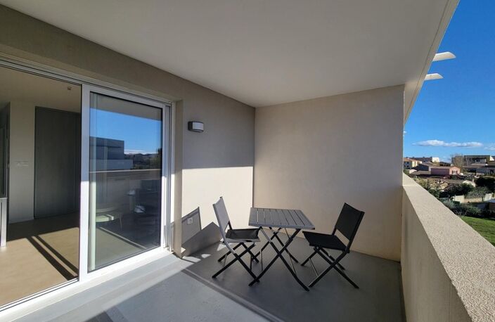 A VENDRE - Studio 24,80m² - Meublé - Terrasse - Place de parking couverte - Résidence de tourisme, SERIGNAN (34) — photo 2