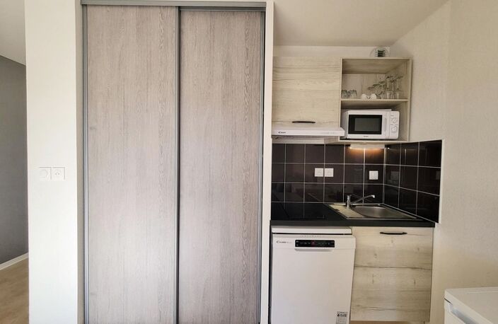 A VENDRE - Studio 24,80m² - Meublé - Terrasse - Place de parking couverte - Résidence de tourisme, SERIGNAN (34) — photo 3
