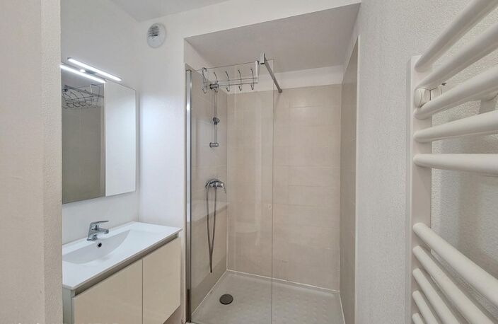 A VENDRE - Studio 24,80m² - Meublé - Terrasse - Place de parking couverte - Résidence de tourisme, SERIGNAN (34) — photo 4