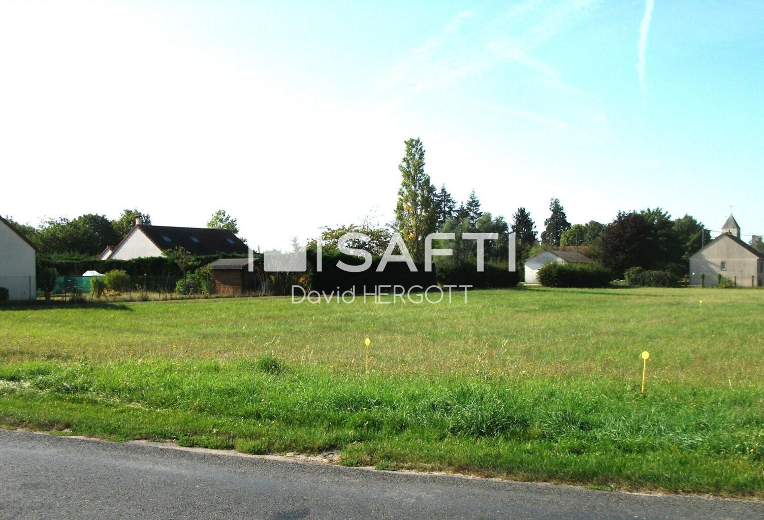 Terrain constructible de 900m² (non viabilisé) situé au premier rang en bordure de route — photo 1