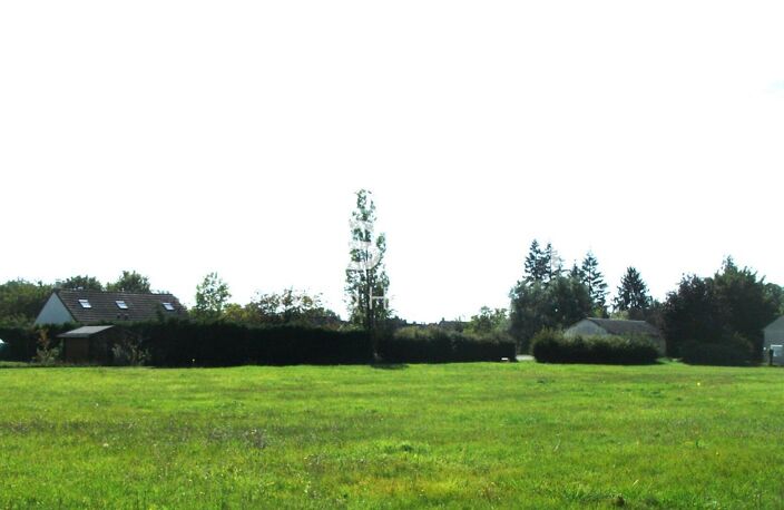 Terrain constructible de 900m² (non viabilisé) situé au premier rang en bordure de route — photo 2