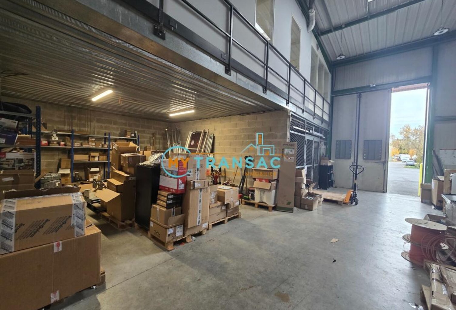 EXCLUSIVITE - A VENDRE - MY TRANSAC vous propose à la vente un local industriel avec Porte sectionnelle et bureaux , à SAINT THIBAULT DES VIGNES avec un accès immédiat à l'A104 et A4 — photo 1