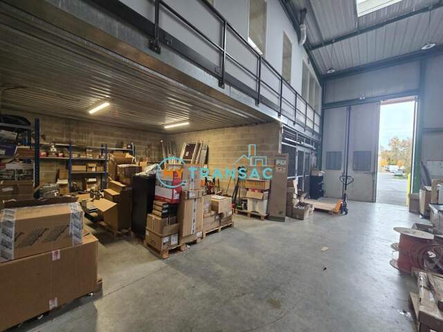 EXCLUSIVITE - A VENDRE - MY TRANSAC vous propose à la vente un local industriel avec Porte sectionnelle et bureaux , à SAINT THIBAULT DES VIGNES avec un accès immédiat à l'A104 et A4 — photo du bien