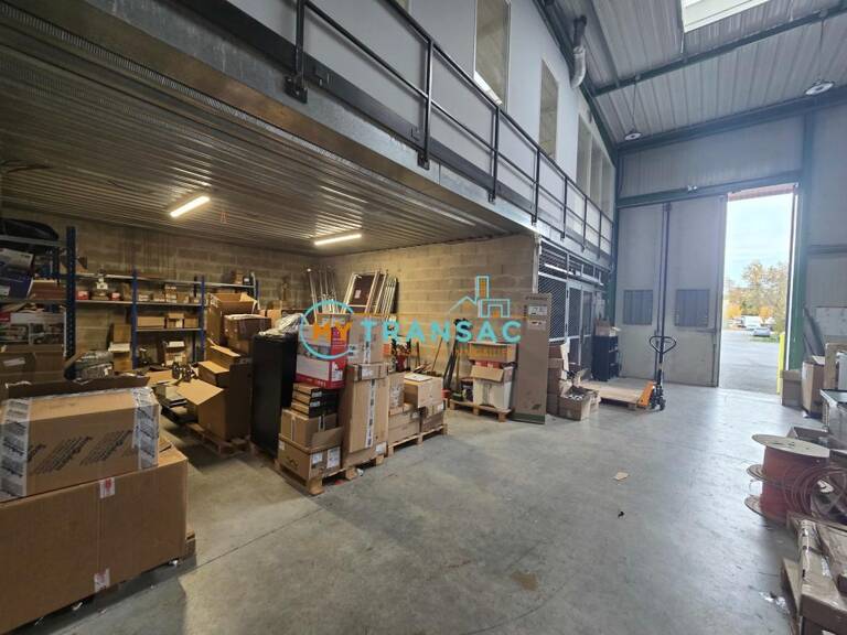 EXCLUSIVITE - A VENDRE - MY TRANSAC vous propose à la vente un local industriel avec Porte sectionnelle et bureaux , à SAINT THIBAULT DES VIGNES avec un accès immédiat à l'A104 et A4 — photo 1