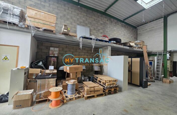 EXCLUSIVITE - A VENDRE - MY TRANSAC vous propose à la vente un local industriel avec Porte sectionnelle et bureaux , à SAINT THIBAULT DES VIGNES avec un accès immédiat à l'A104 et A4 — photo 2
