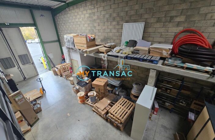 EXCLUSIVITE - A VENDRE - MY TRANSAC vous propose à la vente un local industriel avec Porte sectionnelle et bureaux , à SAINT THIBAULT DES VIGNES avec un accès immédiat à l'A104 et A4 — photo 3