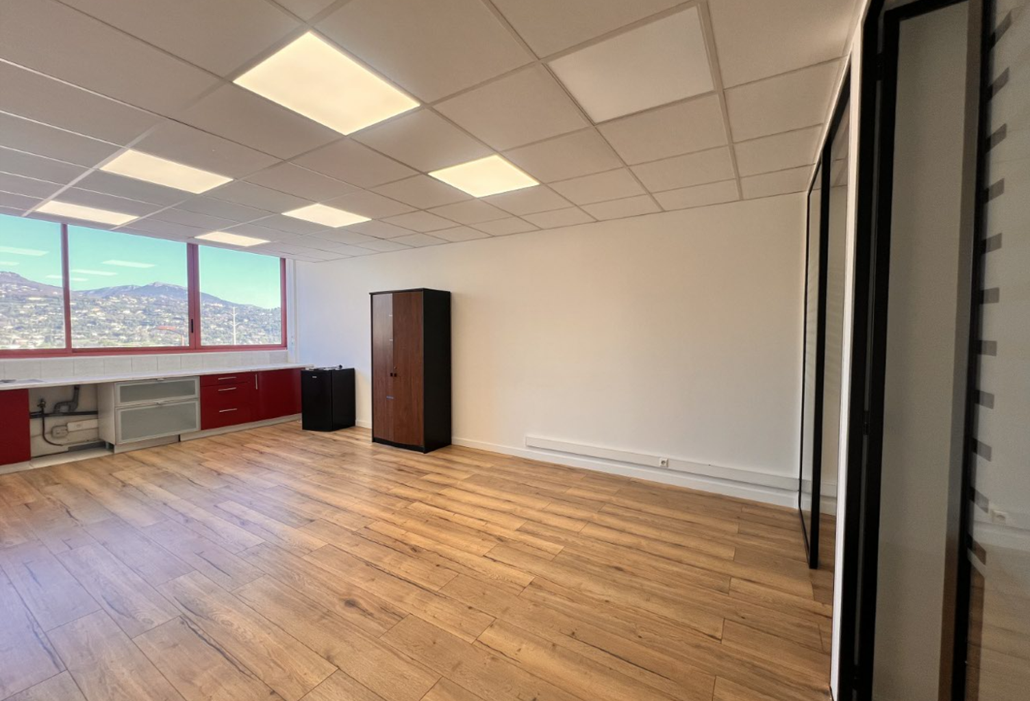 Bureaux à louer   168,69 m2   Grasse — photo 1