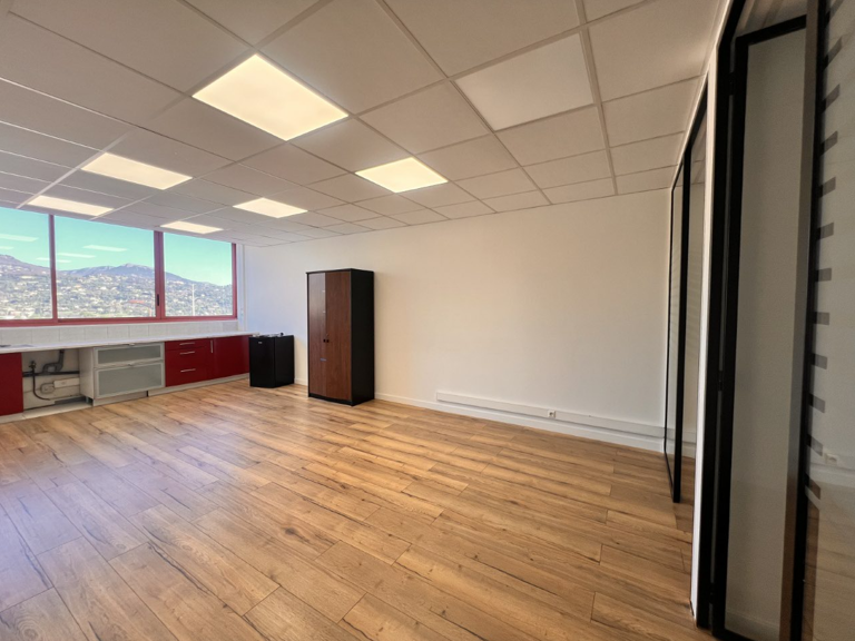 Bureaux à louer   168,69 m2   Grasse — photo 1