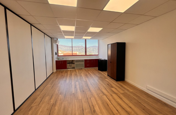 Bureaux à louer   168,69 m2   Grasse — photo 5
