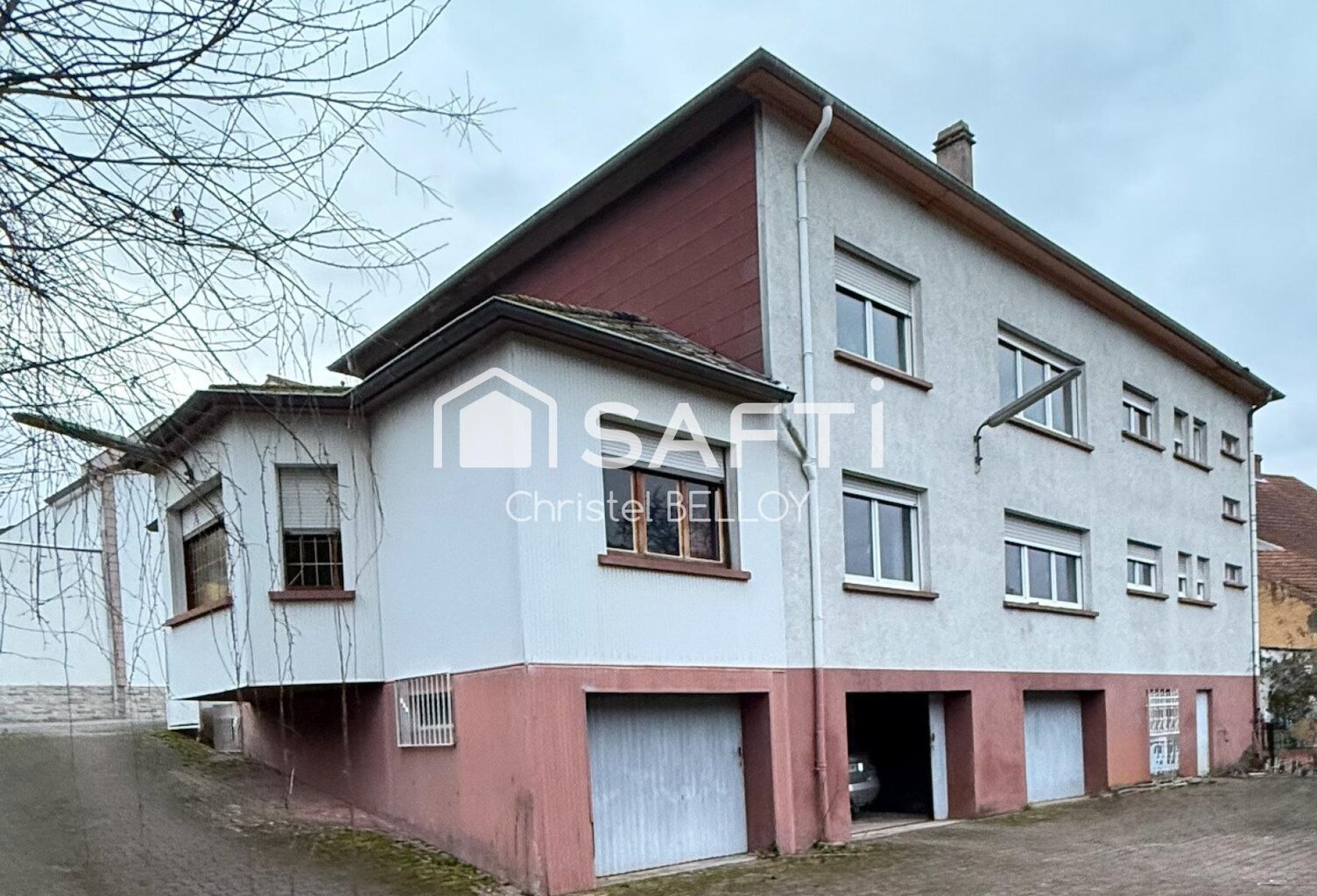 Immeuble composé de 2 appartements et une celleule commerciale. — photo 1