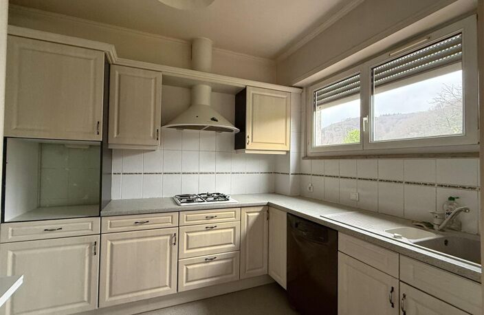 Immeuble composé de 2 appartements et une celleule commerciale. — photo 4