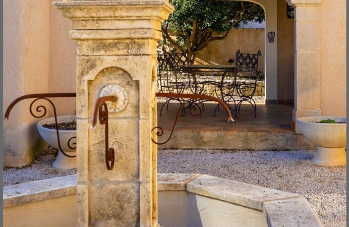Propriété au charme Provençal - villa individuelle de 160 m2 habitable - 4 chambres dont une suite parentale de plain-pied - dépendance de 12 m2 (non comprise dans la surface habitable indiquée) - piscine chauffée - double garage de 32 m2 et abri voiture - terrain de près de 2000 m2 — photo 3