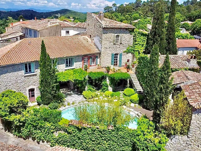 Mas de village XVIII siècle 400m2 avec piscine — photo du bien