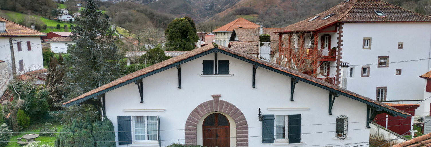 Maison 10 Pièces 221 m² à vendre à Saint-Étienne-de-Baïgorry (64430)