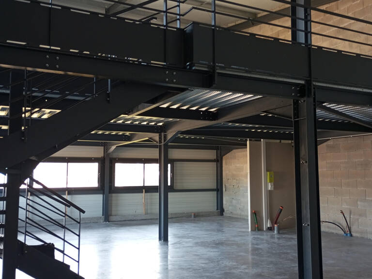 LURE, Local commercial à aménager de 250 m2 dans bâtiment ne — photo 1