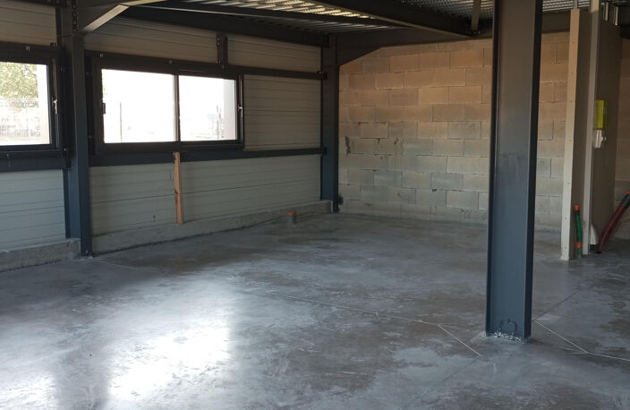 LURE, Local commercial à aménager de 250 m2 dans bâtiment ne — photo 2