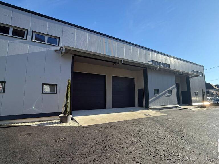 Location Local d'activités 148 m&sup2; — photo 1