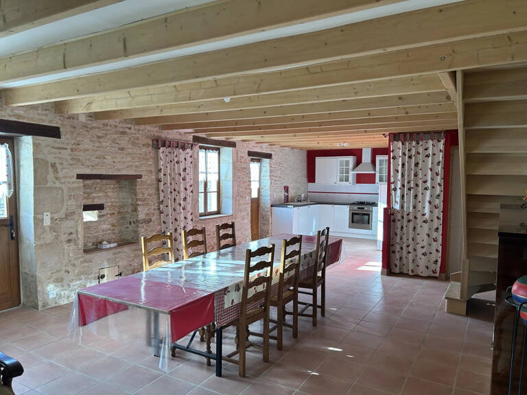 à 2km de Couhé maison en pierre de type 4 — photo 1