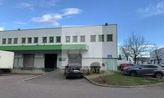 Commerce  1095 m² à louer à Genas (69740)