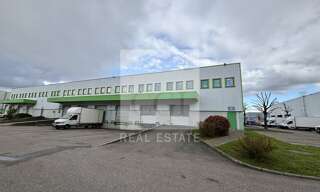 Commerce  1095 m² à louer à Genas (69740)