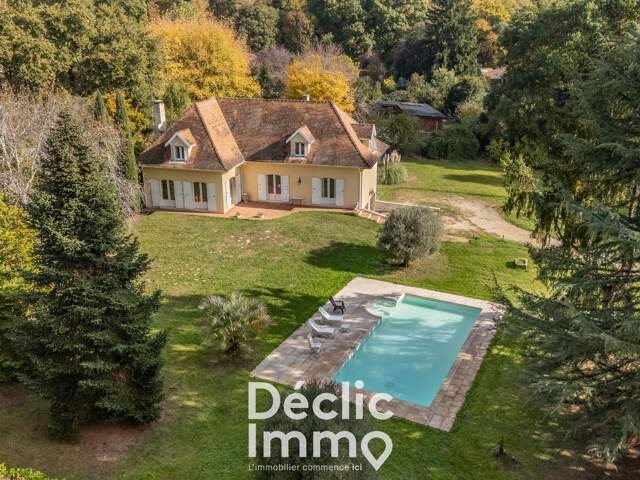 À vendre grande maison 210m2 avec 4 chambres et piscine - Haut Latresne — photo du bien