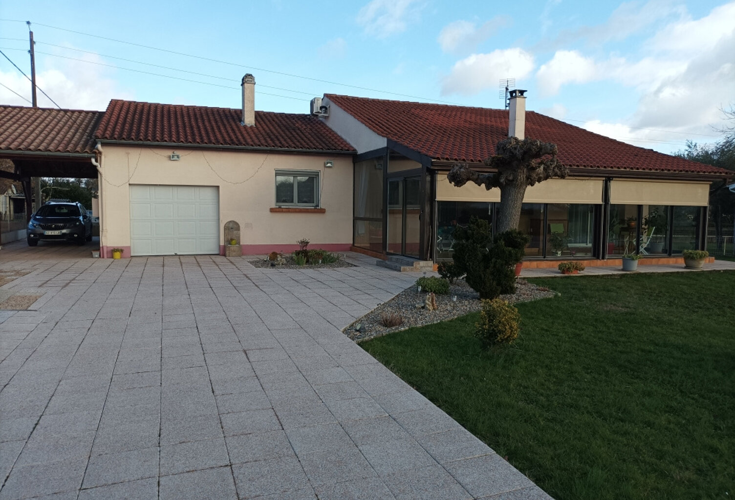 Cette maison de  plain pied vous séduira par son agréable véranda équipé d'un insert qui fait office d'entrée. — photo 1