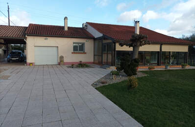 Cette maison de  plain pied vous séduira par son agréable véranda équipé d'un insert qui fait office d'entrée. — photo du bien