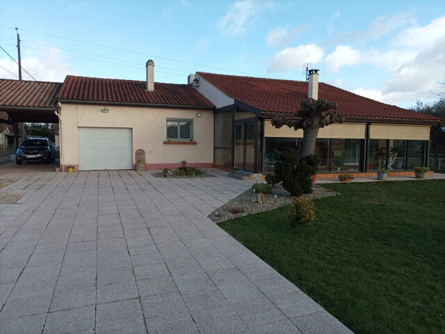 Cette maison de  plain pied vous séduira par son agréable véranda équipé d'un insert qui fait office d'entrée. — photo du bien