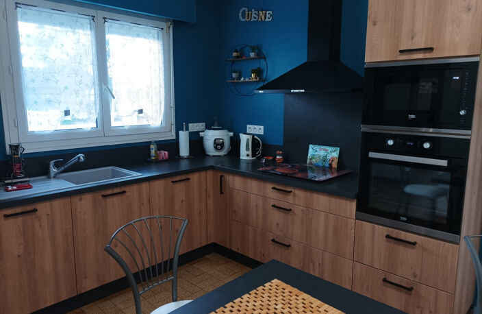 Cette maison de  plain pied vous séduira par son agréable véranda équipé d'un insert qui fait office d'entrée. — photo 2