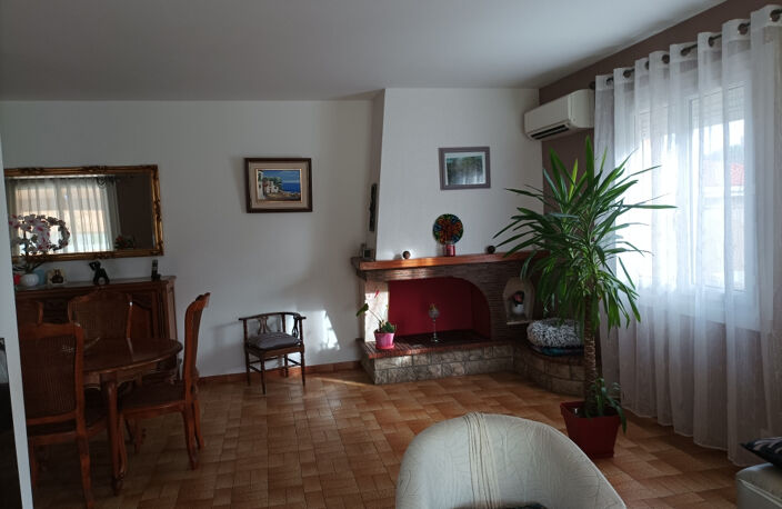 Cette maison de  plain pied vous séduira par son agréable véranda équipé d'un insert qui fait office d'entrée. — photo 3