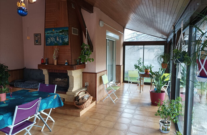 Cette maison de  plain pied vous séduira par son agréable véranda équipé d'un insert qui fait office d'entrée. — photo 4