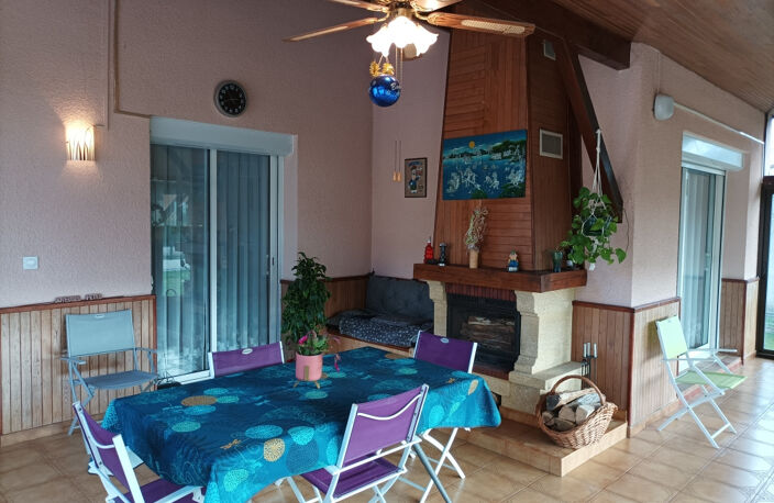 Cette maison de  plain pied vous séduira par son agréable véranda équipé d'un insert qui fait office d'entrée. — photo 5