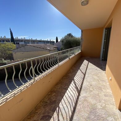 Appartement 3 pièces 827 €