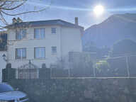 MAISON AVEC 2 APPARTEMENTS GARAGE TERRASSE ET JARDIN — photo 4