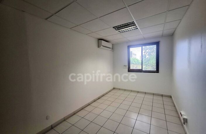 À Louer - Local professionnel 116m² - Lamentin - Place d'Armes — photo 5