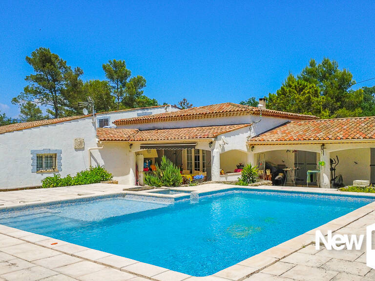 Tourrettes_ Propriété d’environ 200 m² avec piscine et deux appartements indépendants — photo 1