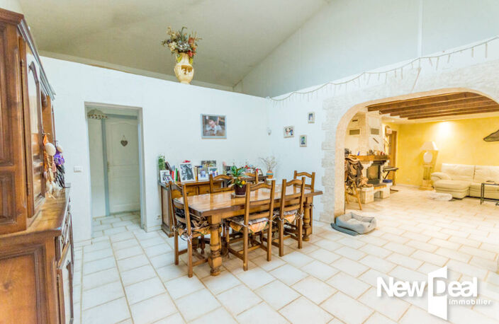 Tourrettes_ Propriété d’environ 200 m² avec piscine et deux appartements indépendants — photo 4