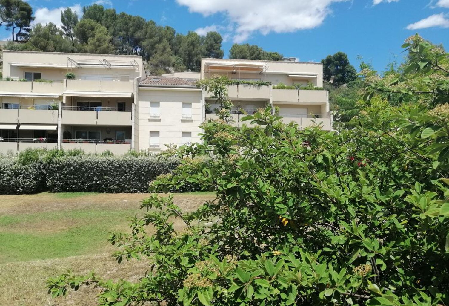 Appartement À Vendre 70 m², 3 pièces, Villeneuve-Les-Avignon, rez-de-jardin, parking et garage — photo 1