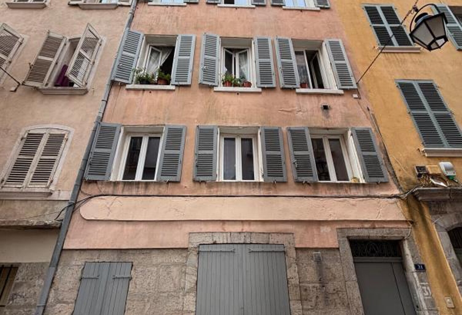 Immeuble de rapport à vendre, RDC+5 comprenant 5 appartement et un local commercial, TOULON centre historique (83000), proche du port — photo 1