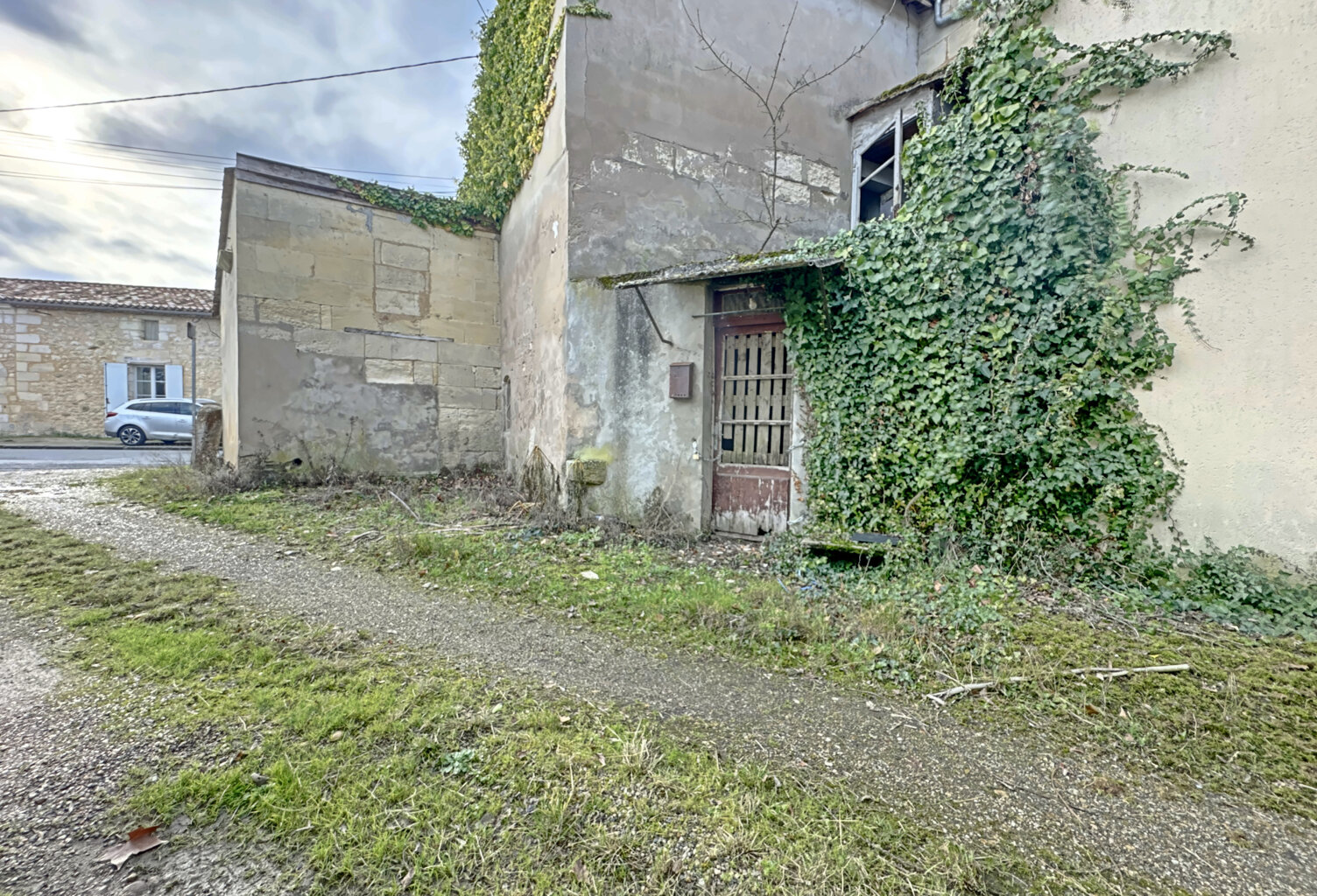 Maison à rénover avec chai et garage - GENISSAC — photo 1