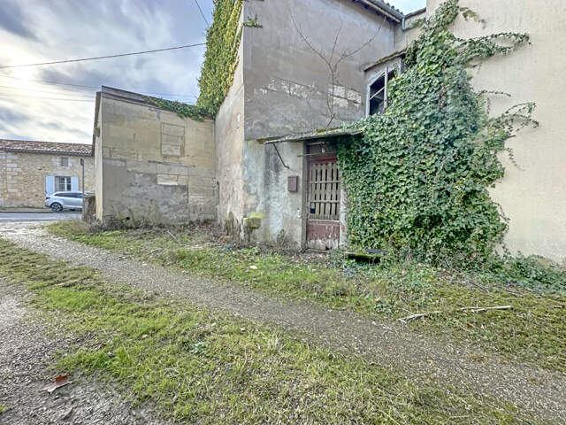 Maison à rénover avec chai et garage - GENISSAC — photo du bien