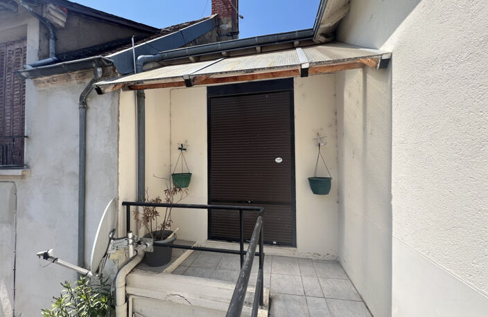 Maison de ville avec commerce et dépendances ! — photo 2
