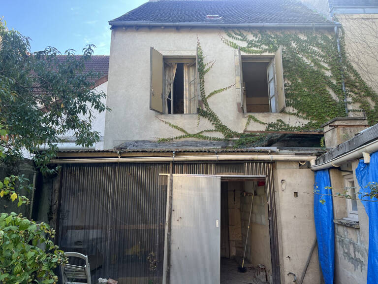 Maison de ville à rénover avec jardin ! — photo 1