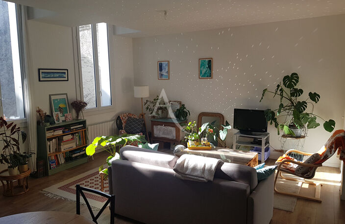 ROCHEFORT - Appartement T3 rénové, proche place Colbert - — photo 2