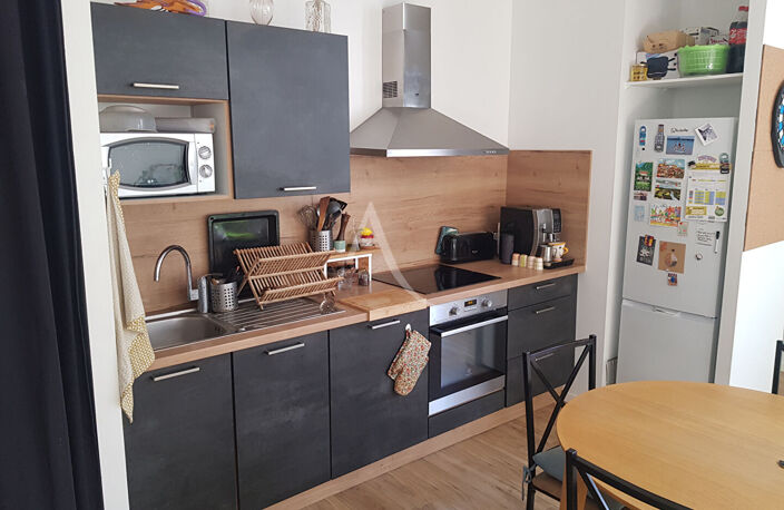 ROCHEFORT - Appartement T3 rénové, proche place Colbert - — photo 5